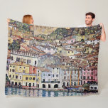 Malcesine am Gardasee, Gustav Klimt Fleecedecke<br><div class="desc">Gustav Klimt (14. Juli 1862 - 6. Februar 1918) war ein österreichischer symbolischer Maler und einer der prominentesten Mitglieder der Wiener Sezessionsbewegung. Klimt ist bekannt für seine Gemälde, Wandgemälde, Skizzen und andere Kunstobjekte. Neben seinen figurativen Werken, die Allegorien und Portraits enthalten, malte er Landschaften. Unter den Künstlern der Wiener Sezession...</div>