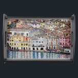 Malcesine am Gardasee, Gustav Klimt Serviertablett<br><div class="desc">Gustav Klimt (14. Juli 1862 - 6. Februar 1918) war ein österreichischer symbolischer Maler und einer der prominentesten Mitglieder der Wiener Sezessionsbewegung. Klimt ist bekannt für seine Gemälde, Wandgemälde, Skizzen und andere Kunstobjekte. Neben seinen figurativen Werken, die Allegorien und Portraits enthalten, malte er Landschaften. Unter den Künstlern der Wiener Sezession...</div>