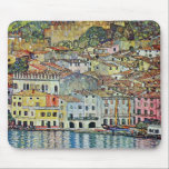 Malcesine am Gardasee Von Gustav Klimt Mousepad<br><div class="desc">Malcesine am Gardasee (1913) von Gustav Klimt ist ein Vintages Viktorianisches Jugendstil-Gemälde, das sich durch seine Jugendstilkunst auszeichnet. Eine schöne Aussicht auf die italienische Stadt Malcesine mit Gebäude und Häusern am Rande des Hafens. Die Zuhause und Boote reflektieren das ruhige Wasser. Sie können die Mauern des Castello Schlosses auf dem...</div>
