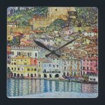 Malcesine am Gardasee Von Gustav Klimt Quadratische Wanduhr<br><div class="desc">Malcesine am Gardasee (1913) von Gustav Klimt ist ein Vintages Viktorianisches Jugendstil-Gemälde, das sich durch seine Jugendstilkunst auszeichnet. Eine schöne Aussicht auf die italienische Stadt Malcesine mit Gebäude und Häusern am Rande des Hafens. Die Zuhause und Boote reflektieren das ruhige Wasser. Sie können die Mauern des Castello Schlosses auf dem...</div>