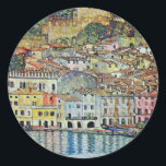 Malcesine am Gardasee Von Gustav Klimt Runder Aufkleber<br><div class="desc">Malcesine am Gardasee (1913) von Gustav Klimt ist ein Vintages Viktorianisches Jugendstil-Gemälde, das sich durch seine Jugendstilkunst auszeichnet. Eine schöne Aussicht auf die italienische Stadt Malcesine mit Gebäude und Häusern am Rande des Hafens. Die Zuhause und Boote reflektieren das ruhige Wasser. Sie können die Mauern des Castello Schlosses auf dem...</div>
