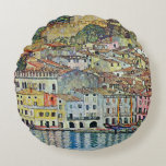 Malcesine am Gardasee Von Gustav Klimt Rundes Kissen<br><div class="desc">Malcesine am Gardasee (1913) von Gustav Klimt ist ein Vintages Viktorianisches Jugendstil-Gemälde, das sich durch seine Jugendstilkunst auszeichnet. Eine schöne Aussicht auf die italienische Stadt Malcesine mit Gebäude und Häusern am Rande des Hafens. Die Zuhause und Boote reflektieren das ruhige Wasser. Sie können die Mauern des Castello Schlosses auf dem...</div>