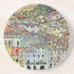 Malcesine am Gardasee Von Gustav Klimt Sandstein Untersetzer<br><div class="desc">Malcesine am Gardasee (1913) von Gustav Klimt ist ein Vintages Viktorianisches Jugendstil-Gemälde, das sich durch seine Jugendstilkunst auszeichnet. Eine schöne Aussicht auf die italienische Stadt Malcesine mit Gebäude und Häusern am Rande des Hafens. Die Zuhause und Boote reflektieren das ruhige Wasser. Sie können die Mauern des Castello Schlosses auf dem...</div>