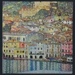 Malcesine am Gardasee Von Gustav Klimt Serviette<br><div class="desc">Malcesine am Gardasee (1913) von Gustav Klimt ist ein Vintages Viktorianisches Jugendstil-Gemälde, das sich durch seine Jugendstilkunst auszeichnet. Eine schöne Aussicht auf die italienische Stadt Malcesine mit Gebäude und Häusern am Rande des Hafens. Die Zuhause und Boote reflektieren das ruhige Wasser. Sie können die Mauern des Castello Schlosses auf dem...</div>