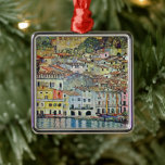 Malcesine am Gardasee Von Gustav Klimt Silbernes Ornament<br><div class="desc">Malcesine am Gardasee (1913) von Gustav Klimt ist ein Vintages Viktorianisches Jugendstil-Gemälde, das sich durch seine Jugendstilkunst auszeichnet. Eine schöne Aussicht auf die italienische Stadt Malcesine mit Gebäude und Häusern am Rande des Hafens. Die Zuhause und Boote reflektieren das ruhige Wasser. Sie können die Mauern des Castello Schlosses auf dem...</div>
