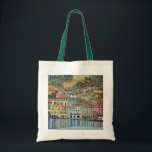 Malcesine am Gardasee Von Gustav Klimt Tragetasche<br><div class="desc">Malcesine am Gardasee (1913) von Gustav Klimt ist ein Vintages Viktorianisches Jugendstil-Gemälde, das sich durch seine Jugendstilkunst auszeichnet. Eine schöne Aussicht auf die italienische Stadt Malcesine mit Gebäude und Häusern am Rande des Hafens. Die Zuhause und Boote reflektieren das ruhige Wasser. Sie können die Mauern des Castello Schlosses auf dem...</div>