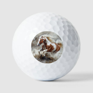 Malendes Pferd, das durch Wasser läuft Golfball