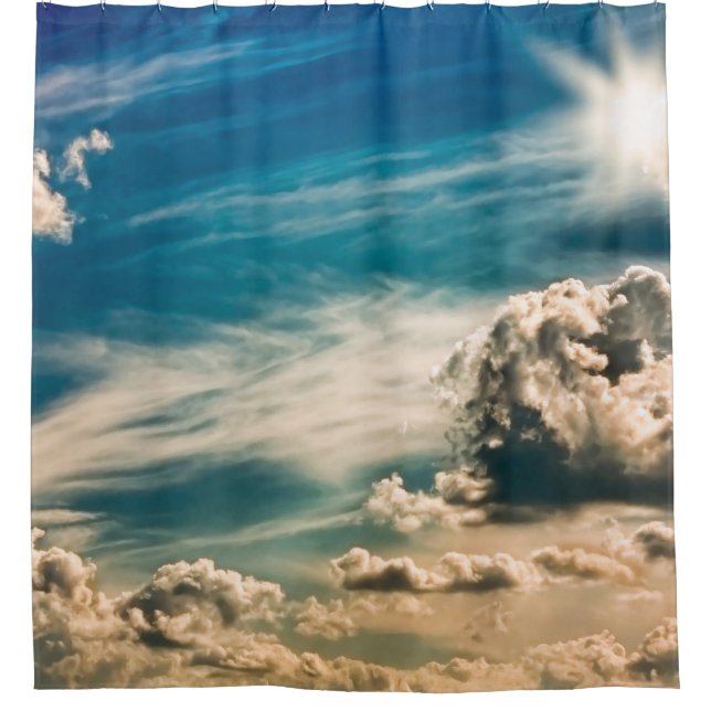 Maler Himmel. Schöner, dramatischer Himmel mit Wol Duschvorhang (Vorderseite)