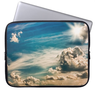 Maler Himmel. Schöner Himmel mit Wolken Laptopschutzhülle