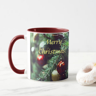 Malerisch froher Weihnachtsbaum mit Roten Ornament Tasse