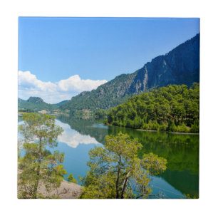 Malerische Bergspiegelung am See Fliese