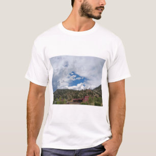 Malerische Bergstadtlandschaft mit roten Gebäuden, T-Shirt