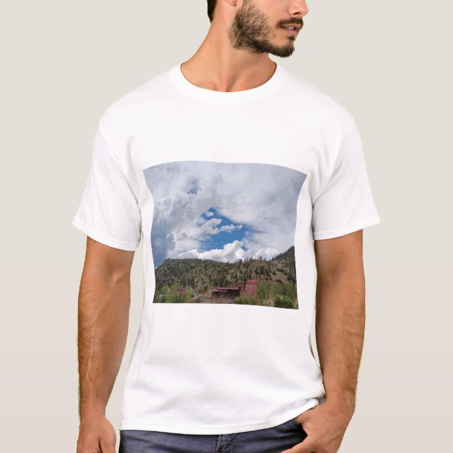 Malerische Bergstadtlandschaft mit roten Gebäuden, T-Shirt (Vorderseite)