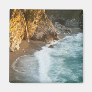 Malerische McWay Falls stürzt auf den Strand und Magnet
