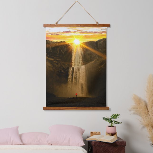 Malerische Natur - Wasserfall im Sonnenuntergang Wandteppich Mit Holzrahmen (Schlafzimmer)