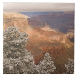 Malerische schneebedeckte Winterlandschaft entlang Fliese