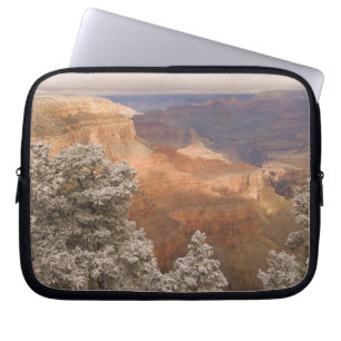 Malerische schneebedeckte Winterlandschaft entlang Laptopschutzhülle