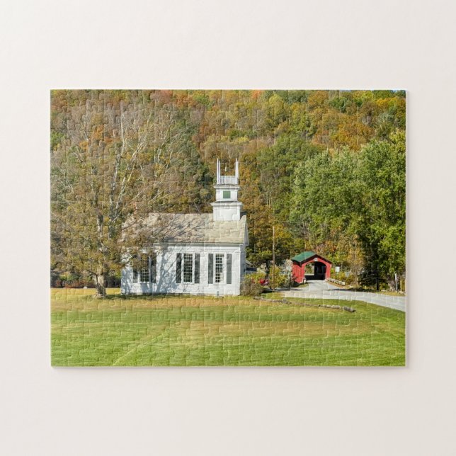 Malerische weiße Kirche und überdachte Brücke Puzzle (Horizontal)