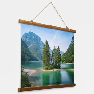 Malerischer Blick auf einen schönen Bergsee Wandteppich Mit Holzrahmen