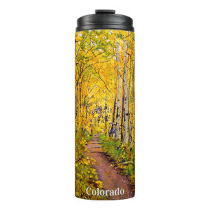 Malerischer Herbstweg im Espenwäldchen Thermosbecher