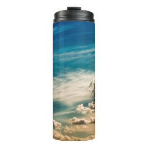 Malerischer Himmel. Schöner dramatischer Himmel mi Thermosbecher