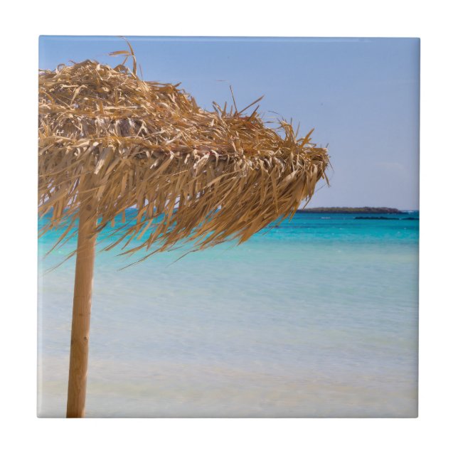 Malerischer tropischer Strand mit Strohdach-Schirm Fliese (Vorderseite)