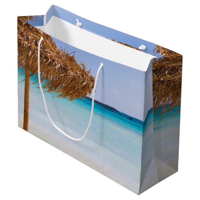 Malerischer tropischer Strand mit Strohdach-Schirm Große Geschenktüte (Vorderseite Schrägansicht)