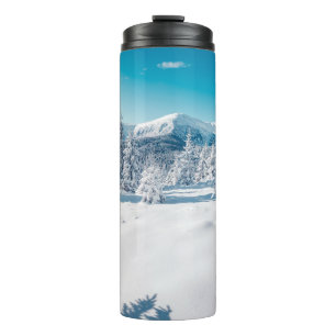 Malerisches Bild einer Fichtenbaum. Frostiger Tag, Thermosbecher