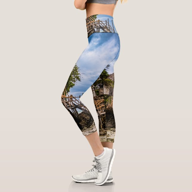 Malerisches Haus auf einem tropischen Korallenriff Capri Leggings (Links)