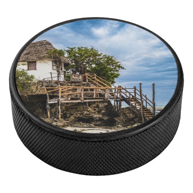 Malerisches Haus auf einem tropischen Korallenriff Eishockey Puck (3/4)