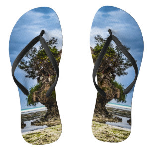 Malerisches Haus auf einem tropischen Korallenriff Flip Flops