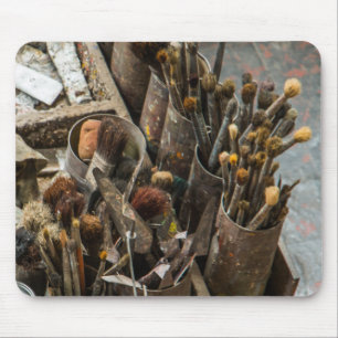 Malerpinsel und Malerpinsel in alten Holzkisten Mousepad
