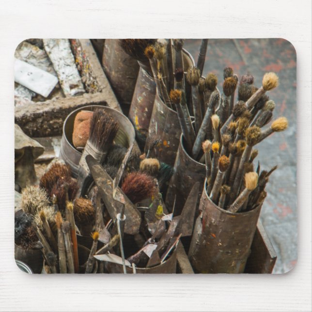 Malerpinsel und Malerpinsel in alten Holzkisten Mousepad (Vorne)