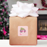Malibu California Christmas Tree Farm Pink RV Quadratischer Aufkleber<br><div class="desc">Illustration eines rosa RV mit Weihnachtsbaum an der Spitze befestigt. Text sagt: "Malibu California Weihnachtsbaumzucht schneiden & tragen" Hintergrund ist hellrosa.</div>