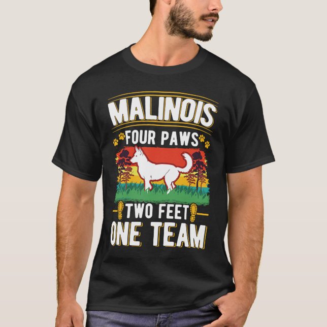 Malinois four paws two feet one team Belgian Malin T-Shirt (Vorderseite)