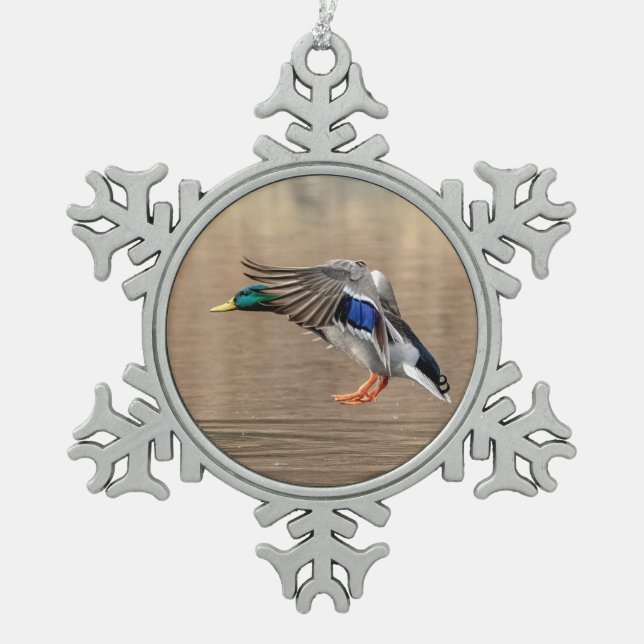 Mallard Duck im Flug Schneeflocken Zinn-Ornament (Vorderseite)