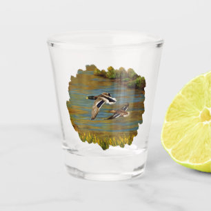 Mallard Enten fliegen über Teich Schnapsglas