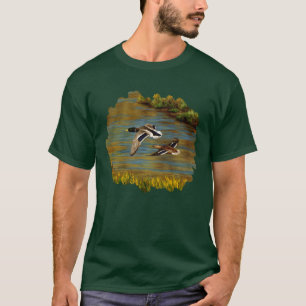 Mallard Enten fliegen über Teich T-Shirt