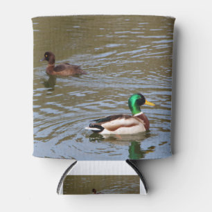 Mallardente und getuftete Ente auf einem Fluss Dosenkühler