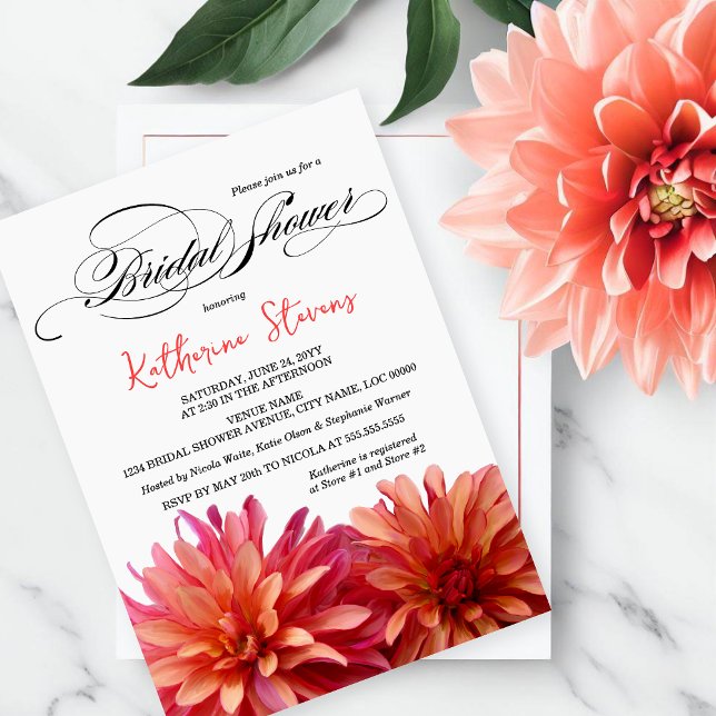 Malte Dahlia in rosa und korallenfarbenem Brautpar Einladung (Beautiful pink and coral painted dahlia bridal shower invitation with script "bridal shower" text.)