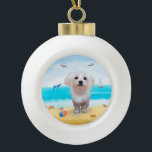 Maltese Dog on Beach Keramik Kugel-Ornament<br><div class="desc">Ein maltesischer Hund,  der am Strand sitzt,  ist eine Geschenkidee für jemanden,  der diesen Hund züchtet,  der Liebe hat.</div>