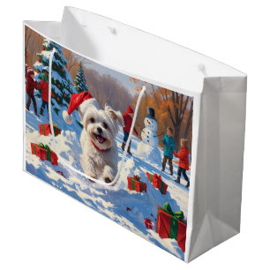 Malteser Hund läuft im Schnee mit Weihnachtshut Große Geschenktüte