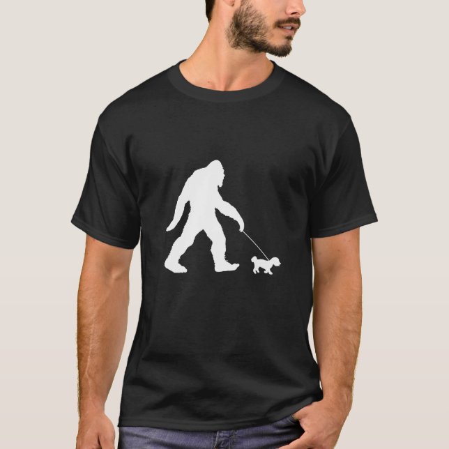 Malteser Hund Lover | Sasquatch | Bigfoot Walking  T-Shirt (Vorderseite)