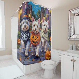 Malteser-Hunde beim Trick-or-Treating an Halloween Duschvorhang