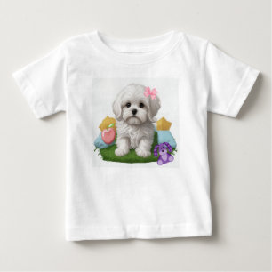 Malteser Welpe sitzt mit ihrem Spielzeug Baby T-shirt
