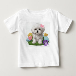 Malteser Welpe sitzt mit ihrem Spielzeug Baby T-shirt