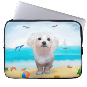 Malteserhund am Strand Laptopschutzhülle