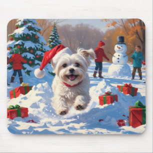 Malteserhund läuft im Schnee mit Weihnachtshut Mousepad
