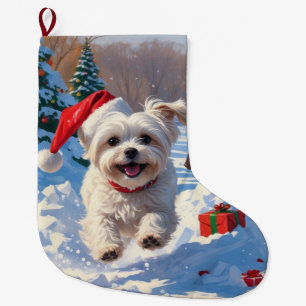 Malteserhund läuft im Schnee mit Weihnachtsmütze Großer Weihnachtsstrumpf