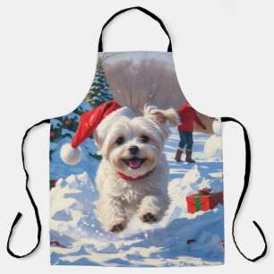 Malteserhund läuft im Schnee mit Weihnachtsmütze Schürze
